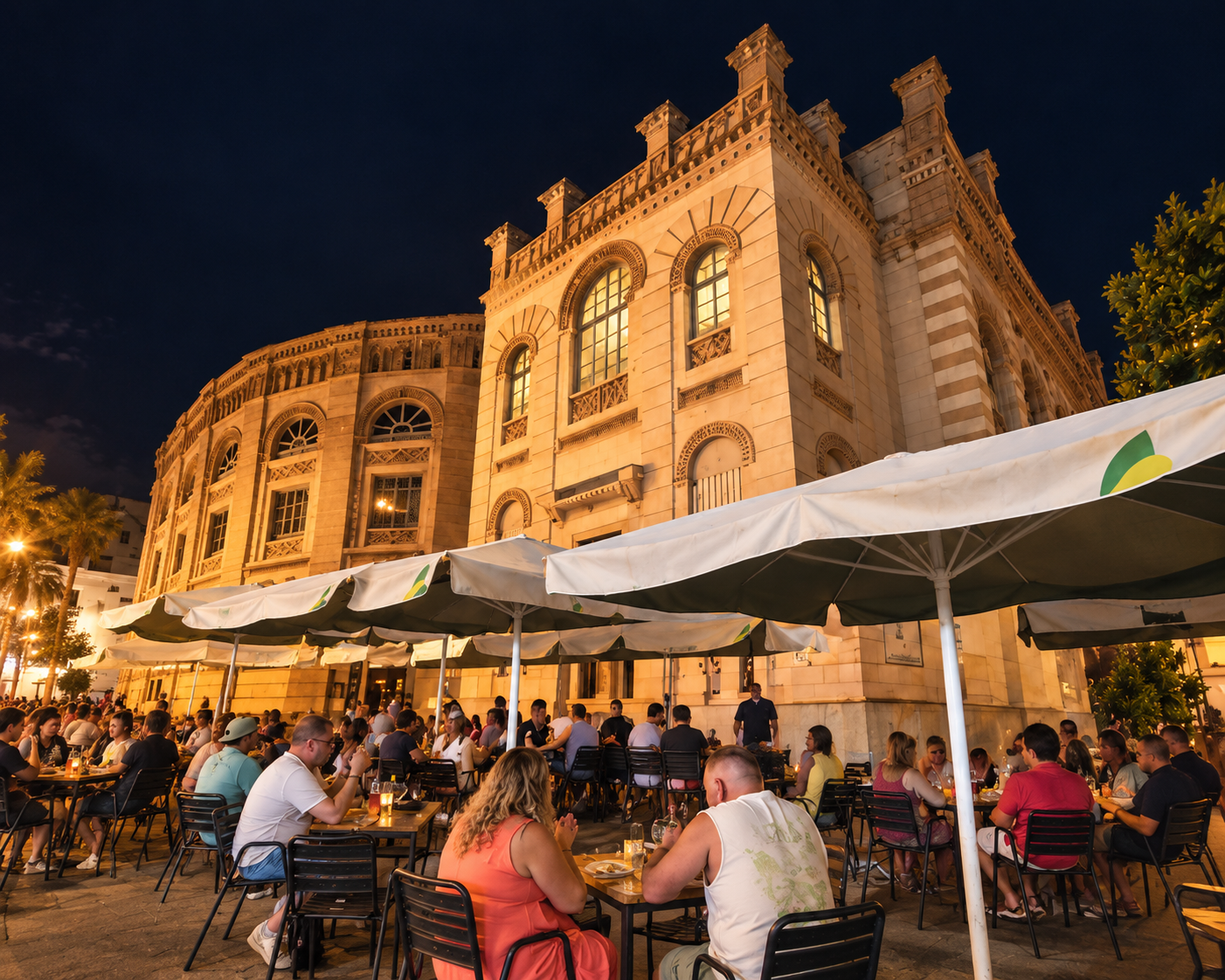 Imagen de la terraza del Ducal junto al lateral del Teatro Falla, con sombrillas claras y sillas negras
